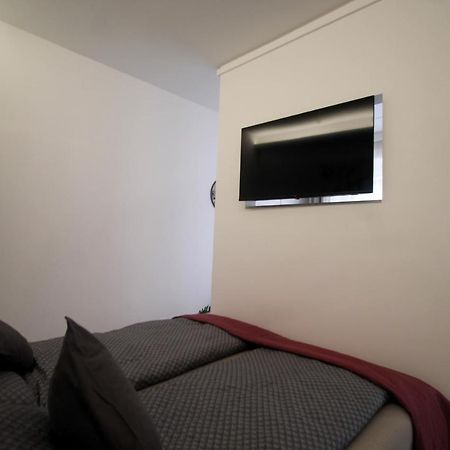 Modern Studio A Belvaros Koezepen Parkoloval- Kata Studioapartman Gyor Exterior photo