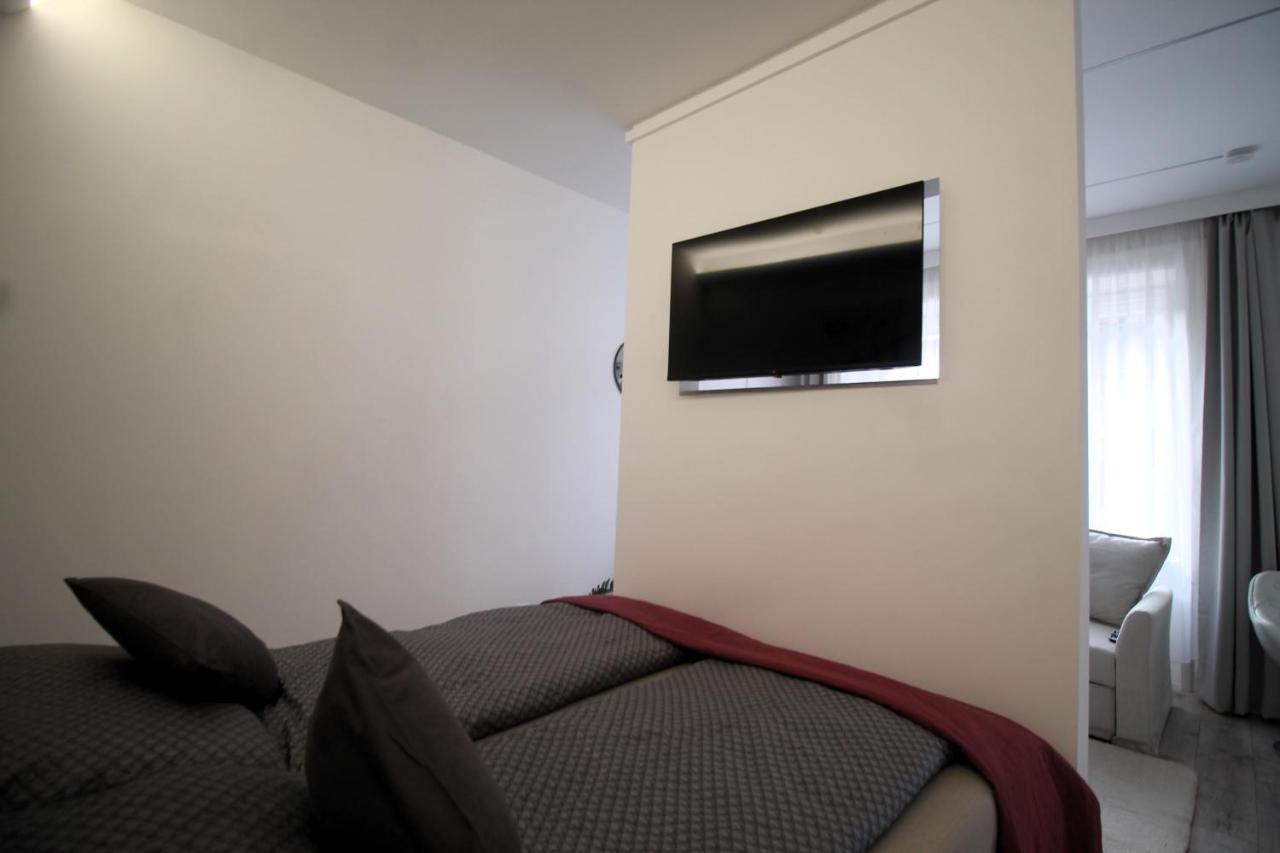 Modern Studio A Belvaros Koezepen Parkoloval- Kata Studioapartman Gyor Exterior photo