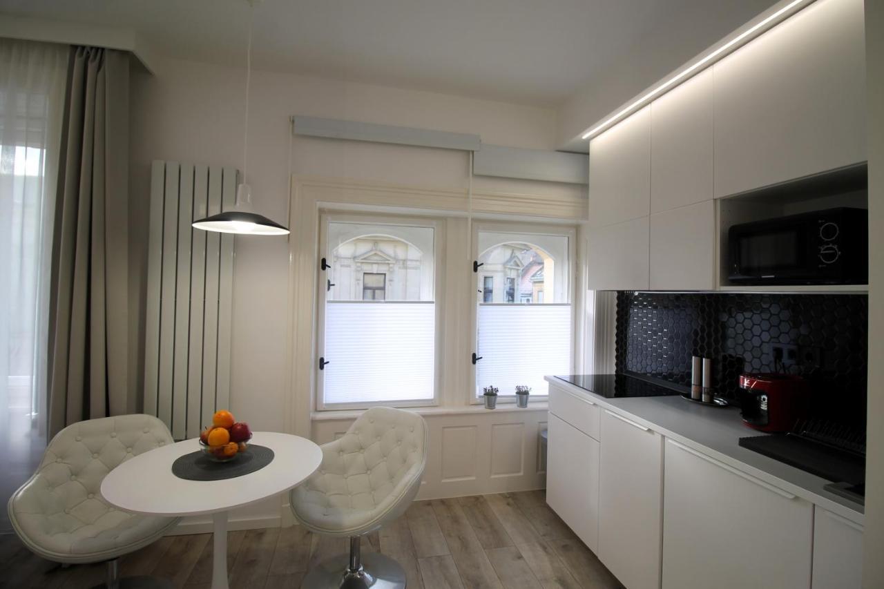 Modern Studio A Belvaros Koezepen Parkoloval- Kata Studioapartman Gyor Exterior photo